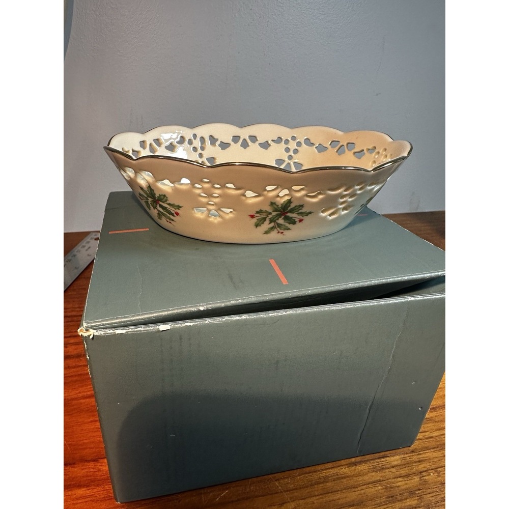 Lenox Holiday Pierced Oval Dish Christmas Holly Berries Gold Trim 6"